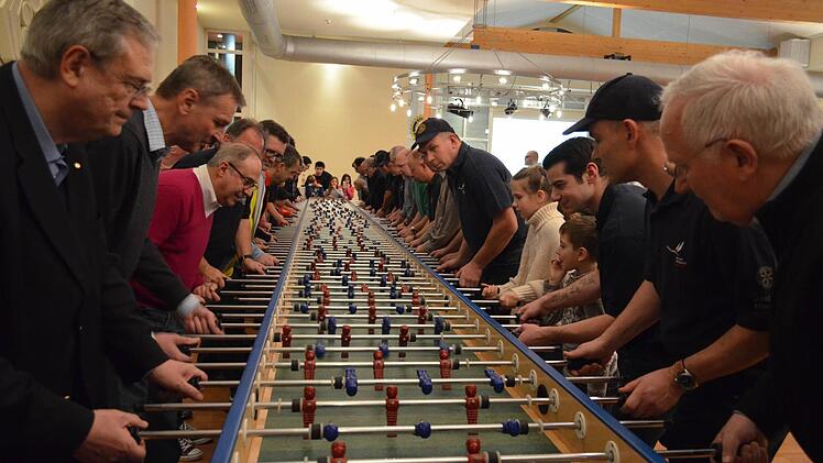 Die Kicker wurden in aufw&auml;ndiger Arbeit von Menschen mit Behinderung in der Benedikt-Menni-Werkstatt in Gremsdorf hergestellt.  Foto: H&auml;ndel