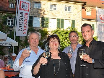 Bürgermeister Toni Schick (rechts), Museumsleiterin Helena Scharf und die beiden Festwirte Robert Schmitt (links) und Kurt Müller (2. v. rechts) bei der Eröffnung des Salinenfestes am Freitagabend. Foto: Peter Rauch