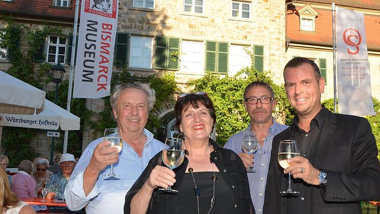 Bürgermeister Toni Schick (rechts), Museumsleiterin Helena Scharf und die beiden Festwirte Robert Schmitt (links) und Kurt Müller (2. v. rechts) bei der Eröffnung des Salinenfestes am Freitagabend. Foto: Peter Rauch