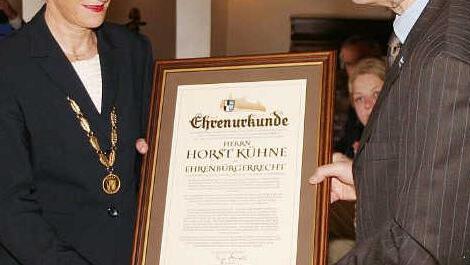 Frank Kühnes Vater Horst, der 2005 zum Ehrenbürger ernannt wurde (links OB Inge Aures), führte das Unternehmen über viele Jahre sehr erfolgreich. Foto: Archiv/Gabriele Hänseler