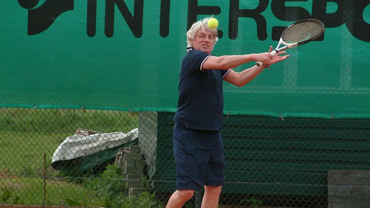 Besser geht es einfach nicht. Mike Nessel (Bild) vom TC Steinwiesen gewann bei den Bezirksklassen-Herren 40 sein Einzel zweimal mit 6:0 ebenso wie das Doppel mit Vorsitzendem Winfried Beierlorzer. Foto: Hans Franz