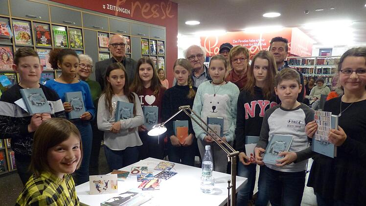 Mit einem Buchgeschenk bedankte sich Heike Schade bei den Teilnehmern am Vorlesewettbewerb, im Vordergrund die Kreissiegerin Franziska Seifert. Foto: Pauline Lindner