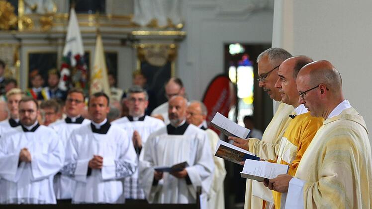 Der neue Würzburger Bischof Franz Jung (Mitte, goldenes Gewand) steht mit kirchlichen Würdenträgern im Dom vor dem Altar. Foto: Karl-Josef Hildenbrand/dpa