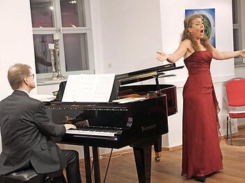 Die deutsch-schwedische Mezzosopranistin Ivonne Fuchs und ihr Klavierbegleiter Matti Hirvonen begeisterten das Vogteipublikum beim Kultursonntag in Burgkunstadt. Foto: Gerda Völkl