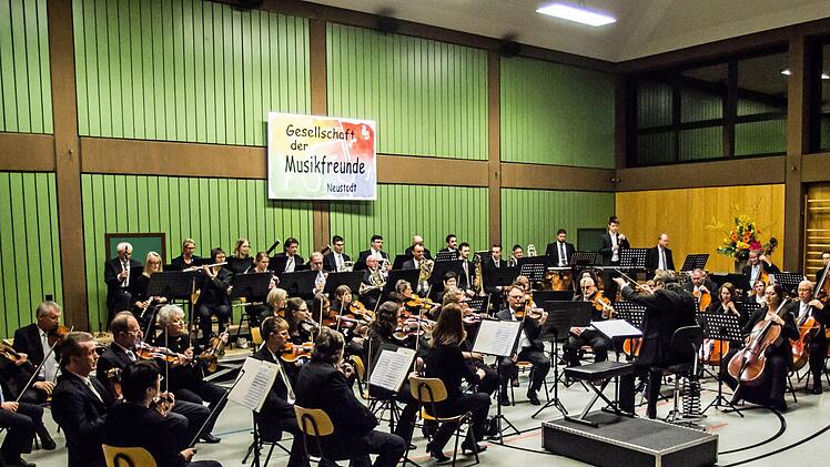 Viel Beifall gab es in Neustadt für die Uraufführung der 2. Sinfonie des in Ahorn lebenden Komponisten Gerhard Deutschmann. Umjubelte Solistin beim Konzert der Musikfreunde unter Leitung von Hans Stähli war die Cellistin  Hanna Pyrozhkova.Foto: Jochen Berger