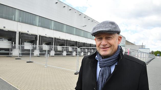 Kann sich wohl bald &uuml;ber eine h&ouml;here Gewerbesteuer freuen: Eggolsheims B&uuml;rgermeister Claus Schwarzmann vor dem ehemaligen Lidl-Logistikzentrum, das k&uuml;nftig Amazon nutzen will. Foto: Ronald Rinklef