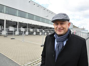 Kann sich wohl bald über eine höhere Gewerbesteuer freuen: Eggolsheims Bürgermeister Claus Schwarzmann vor dem ehemaligen Lidl-Logistikzentrum, das künftig Amazon nutzen will. Foto: Ronald Rinklef