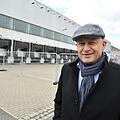 Kann sich wohl bald über eine höhere Gewerbesteuer freuen: Eggolsheims Bürgermeister Claus Schwarzmann vor dem ehemaligen Lidl-Logistikzentrum, das künftig Amazon nutzen will. Foto: Ronald Rinklef