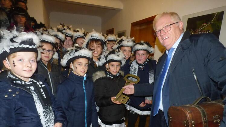 Vizebürgermeister Georg Bauernschmidt übergibt einem Gardemädchen  den Rathausschlüssel und die Kasse.  Foto: Thomas Weichert