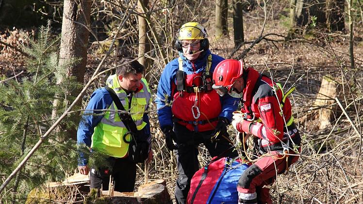 In der Burgruine Raueneck bei Ebern in den Haßbergen war am Mittwoch die Bergwacht Bischofsheim gefragt. Dort war eine 23-Jährige Frau in sieben Meter abgestürzt und musste mit der Seilwinde des  Rettungshubschraubers gerettet werden. Diese flog sie ins Klinikum Bamberg. Foto: Michael Will