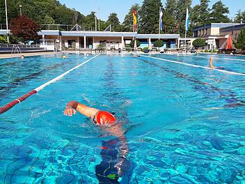 Die Frühschwimmer genießen das erfrischende Nass. Fotos: Christian Schuberth