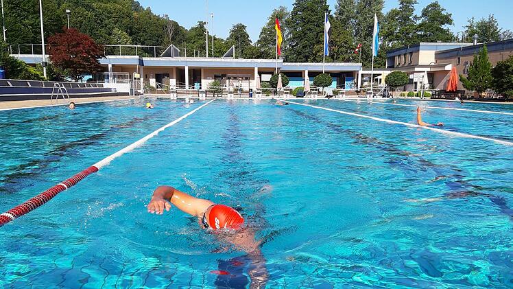 Die Frühschwimmer genießen das erfrischende Nass. Fotos: Christian Schuberth