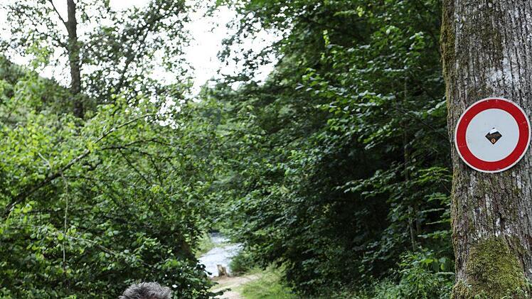 Dieser Stein soll die Zufahrt für Wildcamper blockieren. Auch ein Zufahrtsverbotsschild wurde angebracht. Foto: Barbara Herbst
