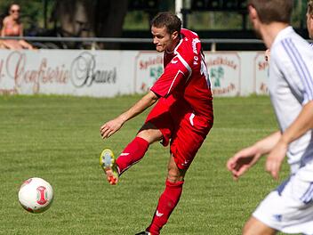 Gute Schusschancen hatte der FC Kronach mit Spielertrainer Christian Karl (rotes Trikot im Spiel gegen den TSC Mainleus) in dieser Saison zuhauf, aber deren Verwertung war das große Manko. Foto: Heinrich Weiß