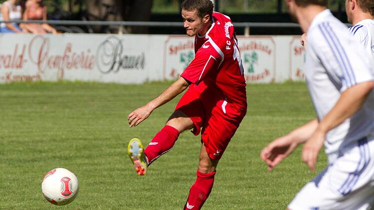 Gute Schusschancen hatte der FC Kronach mit Spielertrainer Christian Karl (rotes Trikot im Spiel gegen den TSC Mainleus) in dieser Saison zuhauf, aber deren Verwertung war das große Manko. Foto: Heinrich Weiß