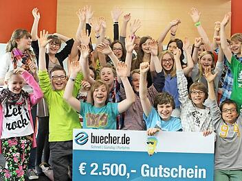 Nach einem Kopf-an-Kopf-Rennen freuen sich die Schüler der 6a des Frankenwald-Gymnasiums über den ersten Platz des "Buch-Checker"-Wettbewerbs eines Online-Buchhändlers.  Foto: Jan Koch