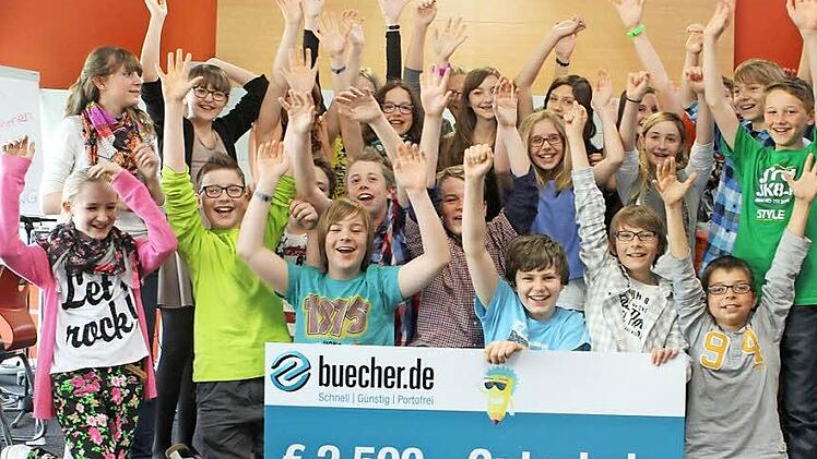 Nach einem Kopf-an-Kopf-Rennen freuen sich die Schüler der 6a des Frankenwald-Gymnasiums über den ersten Platz des "Buch-Checker"-Wettbewerbs eines Online-Buchhändlers.  Foto: Jan Koch