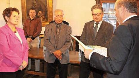 Die Ehrenmedaille der Stadt Bad Staffelstein erhielten die scheidenden Stadtratsmitglieder (von links) Helga Liesaus (24 Jahre im Stadtrat), Adolf Geuß (42 Jahre Gremium) und Hartwig Hümmer (18 Jahre im Stadtrat) überreicht.