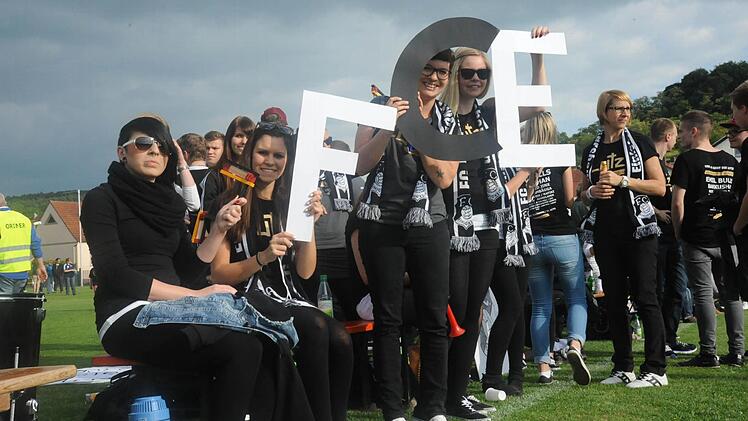Gute Laune hatten diese Fans des FC Rottershausen mit zum Relegationsspiel nach Arnshausen gebracht. Doch all die kreative Unterstützung der schwarz-weißen Fangemeinde sollte am Ende nicht helfen. Foto: Hopf