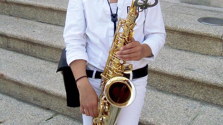 Lorena spielt seit zwei Jahren Saxofon.