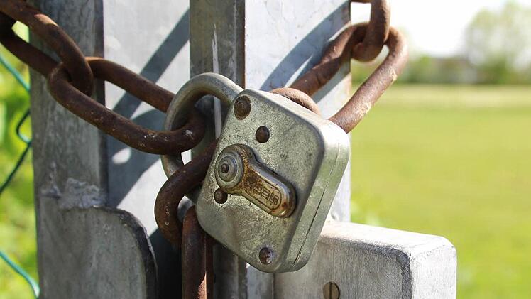 Der Schulsportplatz in Adelsdorf ist wegen mangelnder Sicherheit gesperrt. Foto: Christian Bauriedel