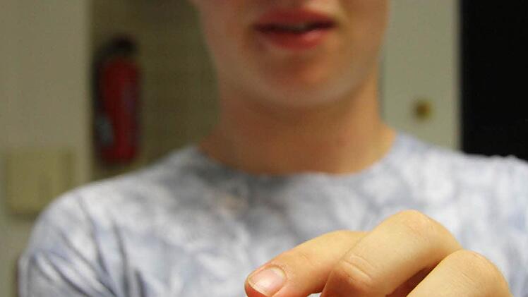 Patrick Zahl zeigt das Prunkstück des 3D-Druckers: einen Minion.