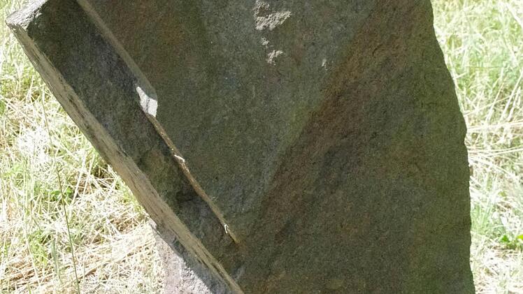 Am Fuß des Silberbergs wurden am Radweg verschiedene Gesteine aus der Region platziert. Foto: Marco Meißner