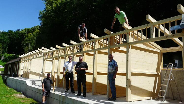 In Streiberg werden derzeit die neuen Umkleidekabinen gezimmert.  Fotos: Paul Pöhlmann