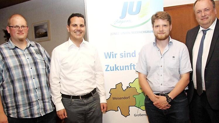 Der Ortsvorsitzende will künftig verstärkt auf die Jugend setzen mit Thomas Scharf, Markus Windisch, Sebastian Klinga und dem Landtagsabgeordneten Walter Nussel. Foto: Richard Sänger