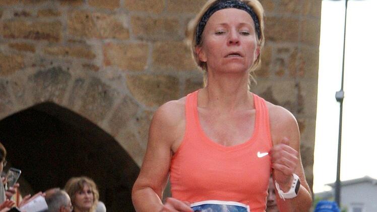 Zu den laufsportbegeisterten Naturen vom Obermain zählt auch Dagmar Mayer. Ausgepowert, aber glücklich kommt die Bad Staffelsteinerin nach absolviertem Hobbylauf ins Ziel. Foto: Mario Deller