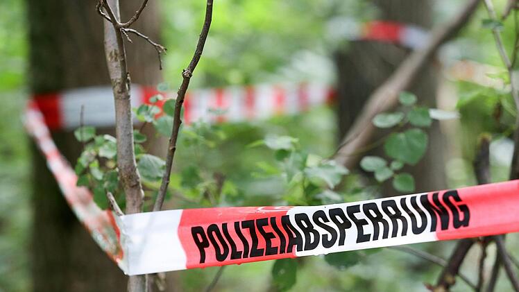 In der Nähe eines Campingplatzes bei Neustadt am Main machten zwei Zeugen am Mittwoch eine grausige Entdeckung. Symbolbild: Bodo Marks/dpa