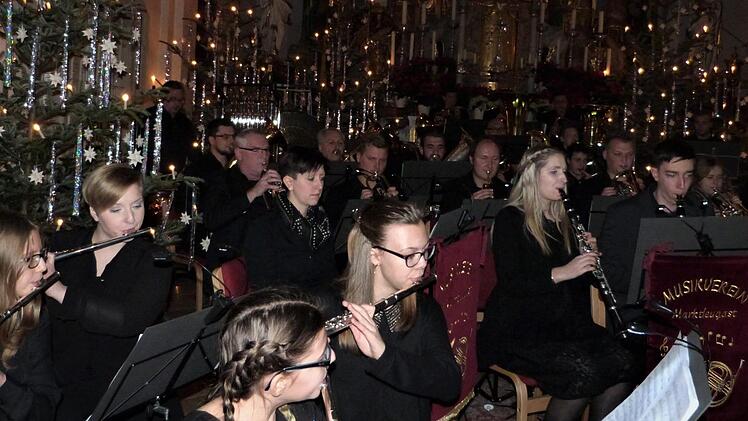 Mit einem homogenen Sound überzeugte das Orchester des Musikvereins Marktleugast beim Weihnachtskonzert in der Päpstlichen Basilika. Foto: Werner Reißaus