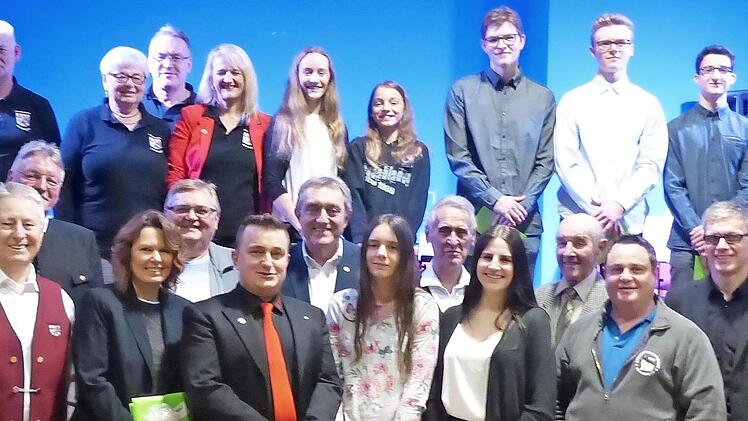 Die geehrten Bürger der Gemeinde Röttenbach mit Bürgermeister Ludwig Wahl (rechts)  Fotos: Pauline Lindner
