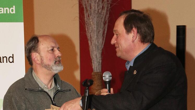 Arnulf Koy dankt Michael Kreppel (l.). Foto: Franz Galster