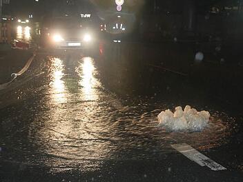Zahlreiche Kanäle konnten das Wasser bei der Überschwemmung 2007 nicht mehr fassen und verwandelten sich regelrecht in Springbrunnen auf der Straße.Busch, Archiv