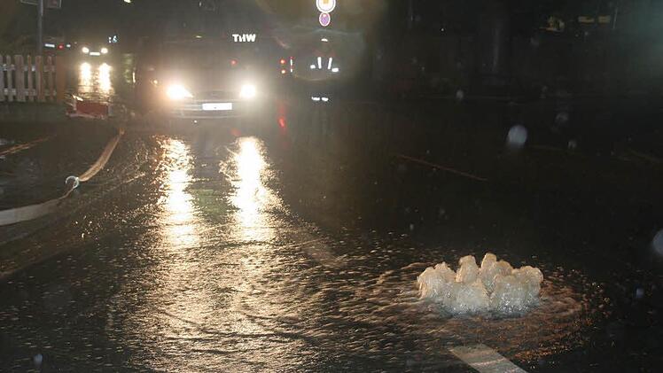 Zahlreiche Kanäle konnten das Wasser bei der Überschwemmung 2007 nicht mehr fassen und verwandelten sich regelrecht in Springbrunnen auf der Straße.Busch, Archiv
