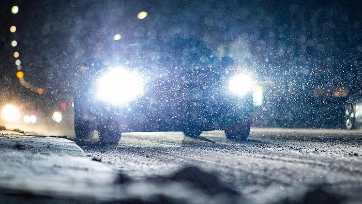 In Bad Brückenau ereigneten sich am Montag viele Unfälle, weil die Straßen gefährlich glatt und verschneit waren. Symbolfoto: Marcel Kusch/dpa