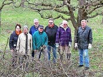 Aufr&auml;umen im Obstmuttergarten. Foto: Thomas Neder