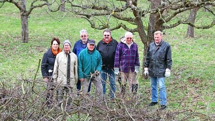Aufr&auml;umen im Obstmuttergarten. Foto: Thomas Neder