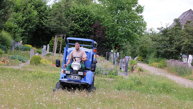 Vorarbeiter Florian Link mäht am Montag  eine Wiese auf dem Garitzer Friedhof. Foto: Ralf Ruppert