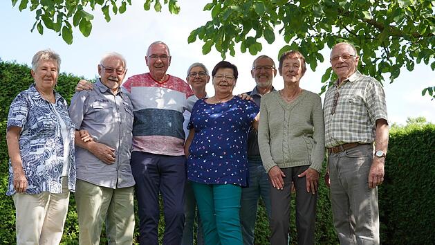 In Waldfenster hat Familie Reipka aus Bad Oldesloe nicht nur eine zweite Heimat gefunden, sondern auch einige Freundschaften geschlossen (von links): Helga und Stefan Albert, Gerd Reipka, Kathrin Kupka-Hahn (Rh&ouml;n GmbH), Karin Reipka, Waldemar Bug (B&uuml;rgermeister Markt Burkardroth), Monika und Heinrich Schlereth. Foto:  Kupka-Hahn