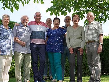 In Waldfenster hat Familie Reipka aus Bad Oldesloe nicht nur eine zweite Heimat gefunden, sondern auch einige Freundschaften geschlossen (von links): Helga und Stefan Albert, Gerd Reipka, Kathrin Kupka-Hahn (Rhön GmbH), Karin Reipka, Waldemar Bug (Bürgermeister Markt Burkardroth), Monika und Heinrich Schlereth. Foto:  Kupka-Hahn