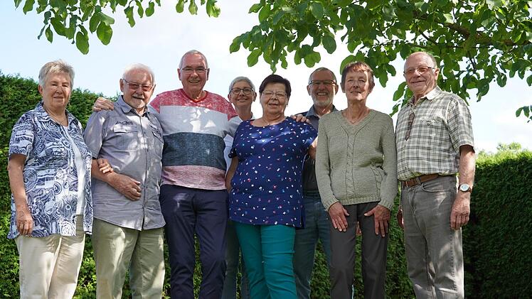 In Waldfenster hat Familie Reipka aus Bad Oldesloe nicht nur eine zweite Heimat gefunden, sondern auch einige Freundschaften geschlossen (von links): Helga und Stefan Albert, Gerd Reipka, Kathrin Kupka-Hahn (Rhön GmbH), Karin Reipka, Waldemar Bug (Bürgermeister Markt Burkardroth), Monika und Heinrich Schlereth. Foto:  Kupka-Hahn