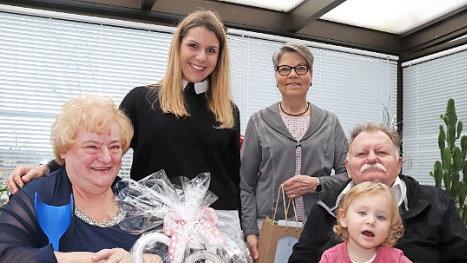 Brigitte (l.) und Harald K&ouml;nig mit Urenkelin Zoey auf dem Scho&szlig; bekamen unter anderem Gl&uuml;ckw&uuml;nsche von Enkelin Vivien und Zweiter B&uuml;rgermeisterin Jutta K&ouml;hler. Foto: Johanna Blum