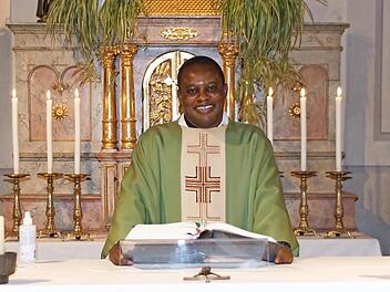 Bill Augustin Mikambu Lotundo ist der neue mitarbeitende Priester in der Pfarreiengemeinschaft Main-Steigerwald. Der 46-Jährige stammt aus der Demokratischen Republik Kongo. Unser Bild entstand in der Anna-Kirche in Neuschleichach.  Foto: Sabine Weinbeer