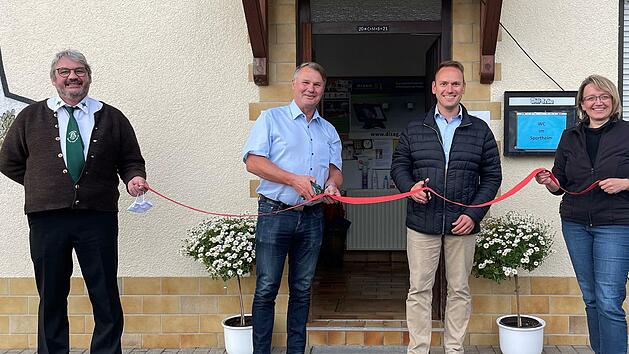 Sie durchschnitten das rote Band zur neuen elektronischen Schie&szlig;anlage (von links);  1. Sch&uuml;tzenmeister Michael Meindl, 2. Bezirkssch&uuml;tzenmeister Ulli Schmitt, 1. B&uuml;rgermeister Mario G&ouml;tz und Kassiererin Brigitte Hehn. Foto: Sigrid Meindl