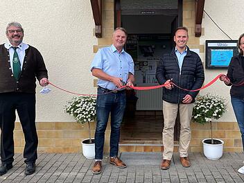 Sie durchschnitten das rote Band zur neuen elektronischen Schießanlage (von links);  1. Schützenmeister Michael Meindl, 2. Bezirksschützenmeister Ulli Schmitt, 1. Bürgermeister Mario Götz und Kassiererin Brigitte Hehn. Foto: Sigrid Meindl
