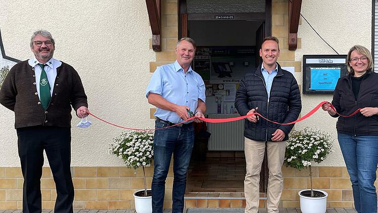 Sie durchschnitten das rote Band zur neuen elektronischen Schießanlage (von links);  1. Schützenmeister Michael Meindl, 2. Bezirksschützenmeister Ulli Schmitt, 1. Bürgermeister Mario Götz und Kassiererin Brigitte Hehn. Foto: Sigrid Meindl