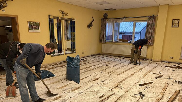 Weil der Holz-Fußboden im Musikerheim bis auf die Betonplatte durchnässt war, entfernten ihn freiwillige Helfer. Foto: René Gerner