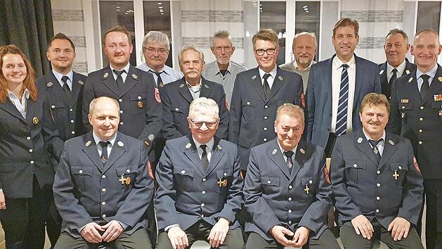Bei der Feuerwehr Weingarts standen Ehrungen an (hinten von links): Vorsitzende Theresa Kaul, Zweiter Kommandant Johannes Kaul, Kommandant Stefan Siebenhaar, Josef Galster, Josef Kern, Thomas Schmitt, Georg Beutner, B&uuml;rgermeister Ernst Strian, Lan...